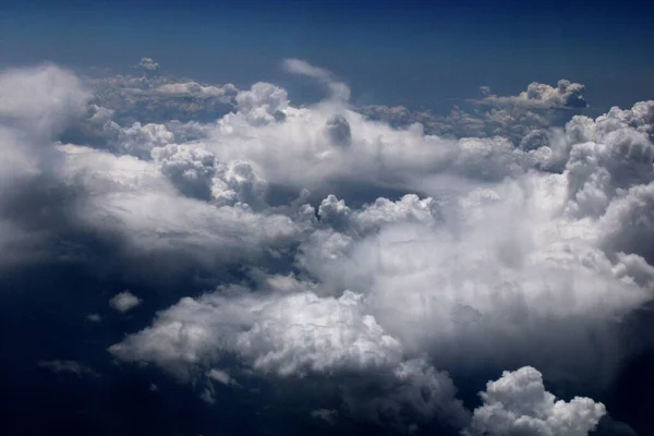 Zapierający Dech Piersiach Widok Głębokiego Błękitnego Nieba Chmury Krajobraz Okna — Zdjęcie stockowe