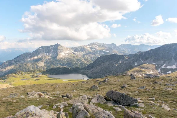 Μια Εκπληκτική Λήψη Μιας Ανακλαστικής Επιφάνειας Της Λίμνης Ένα Ορεινό — Φωτογραφία Αρχείου