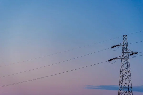 Uma Torre Transmissão Energia Belo Fundo Azul Céu Pôr Sol — Fotografia de Stock