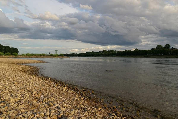 Nehir Kenarındaki Çakıl Taşında Dramatik Bulutlar Var — Stok fotoğraf