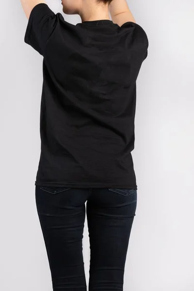 Een Jong Vrouwtje Zwart Shirt Met Korte Mouwen Staande Tegen — Stockfoto