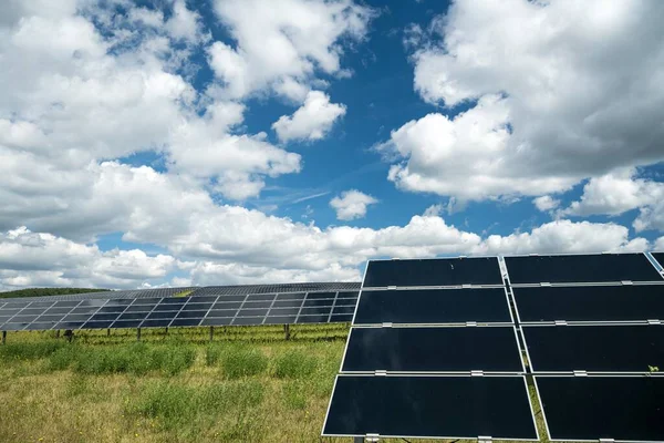 在布满云彩的天空下 可再生能源的太阳能电池板 — 图库照片