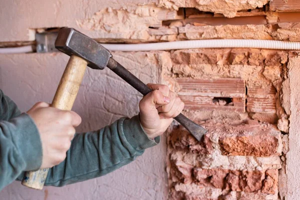 Een Arbeider Breekt Muur Met Hamer Beitel Een Bouwplaats — Stockfoto