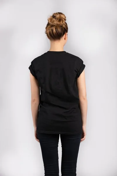 Ung Kvinna Svart Kortärmad Shirt Som Står Mot Vit Vägg — Stockfoto