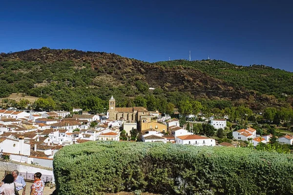 Una Hermosa Foto Pequeño Pueblo Con Colinas Boscosas Fondo — Foto de Stock