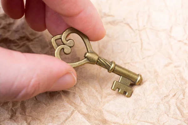 羊皮紙に対して小さな鍵を持っている者の閉鎖 — ストック写真