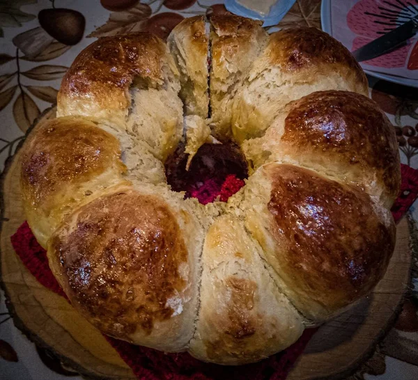 Bir Ağaç Kütüğünde Taze Pişmiş Yapımı Ekmeğin Yakın Çekimi — Stok fotoğraf