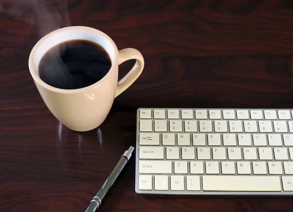 木製の背景に白いキーボード ペンとコーヒーカップ — ストック写真