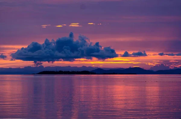 Pemandangan Indah Dari Sebuah Danau Bawah Langit Merah Muda Berawan — Stok Foto