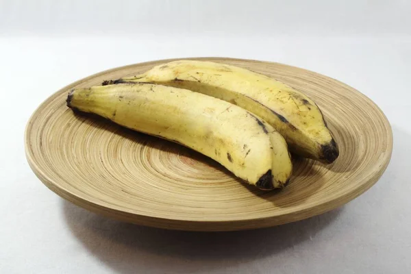Duas Bananas Maduras Servidas Uma Placa Madeira Isolada Fundo Branco — Fotografia de Stock