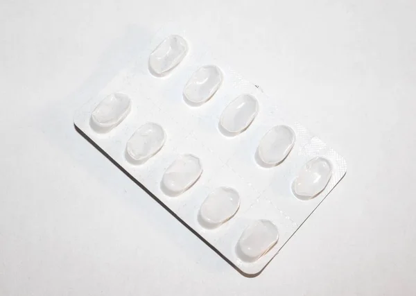 Blister Branco Com Comprimidos Bokeh Macio Isolado Fundo Branco — Fotografia de Stock