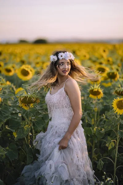 Een Mooie Vrouw Draagt Een Witte Jurk Staat Het Zonnebloemenveld — Stockfoto