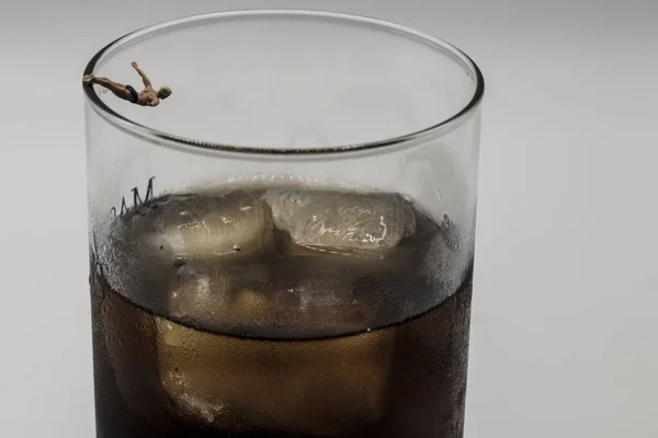 Een Miniatuur Beeldje Springt Een Glas Alcohol Gevuld Met Ijsblokjes — Stockfoto