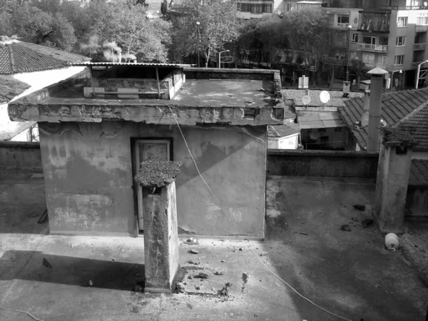 Türkiye Deki Eski Bir Binanın Çatısının Gri Tonlu Görüntüsü — Stok fotoğraf