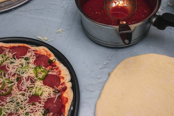 Okokt Pepperoni Pizza Kastrull Ett Köksbord — Stockfoto