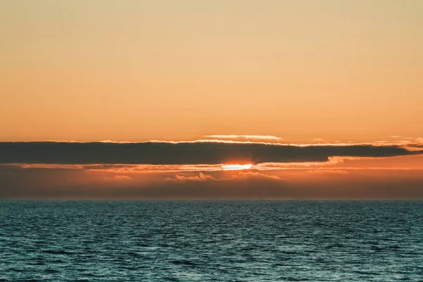 Uma Bela Paisagem Céu Por Sol Sobre Mar Tranquilo — Fotografia de Stock