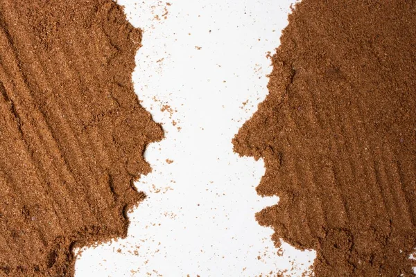Nad Głową Ujęcie Twarzy Zwróconych Twarzą Siebie Wykonanych Mielonej Kawy — Zdjęcie stockowe