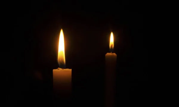 Zwei Brennende Kerzen Auf Schwarzem Hintergrund — Stockfoto