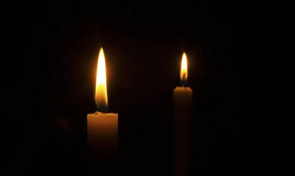 Dos Velas Encendidas Sobre Fondo Negro — Foto de Stock