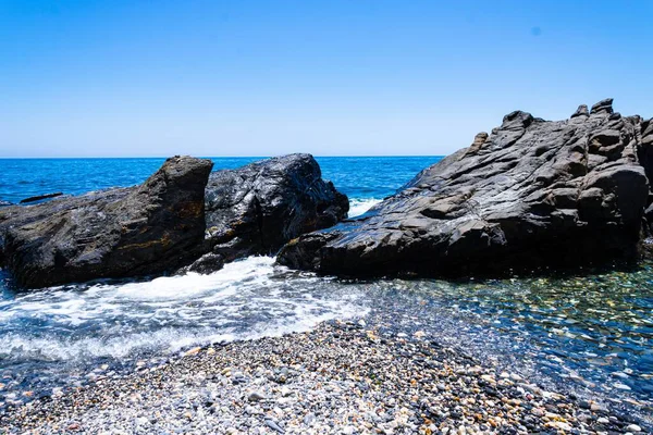 Güneş Işığının Altındaki Kayalıklara Vuran Dalgalara Yakın Çekim — Stok fotoğraf