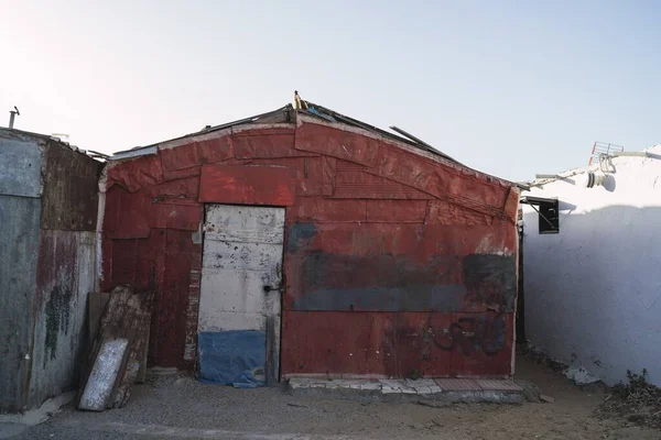Заброшенный Дом Покрытый Старыми Ржавыми Жестяными Простынями Шифер Голубым Небом — стоковое фото