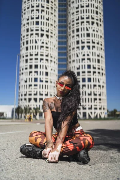 Vertikální Záběr Sexy Afroamerické Ženy Pózující Asfaltu Moderní Budovy — Stock fotografie