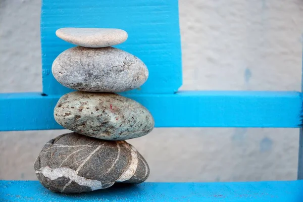 Zen Enerjisi Kavramına Sahip Ahşap Bir Masanın Üzerine Istiflenmiş Taşların — Stok fotoğraf