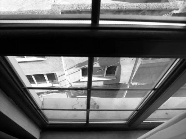 Graustufenaufnahme Der Ansicht Eines Gebäudes Aus Einem Fenster Der Türkei — Stockfoto