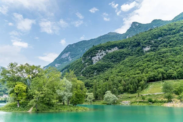 이탈리아의 트렌티노에 노호의 호수와 주위의 산들의 아름다운 — 스톡 사진