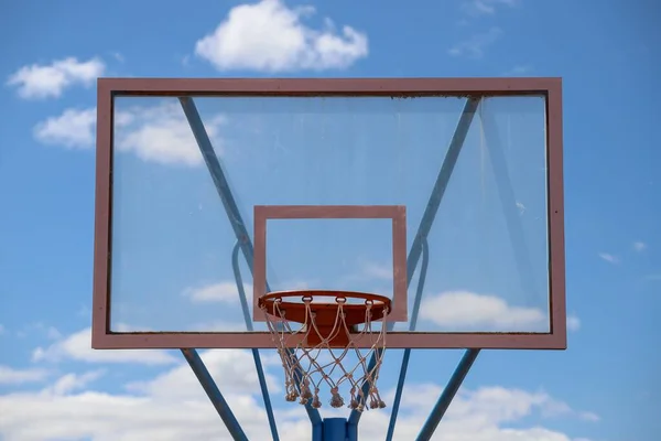 Крупный План Баскетбольного Кольца Поле Солнцем Голубым Небом — стоковое фото