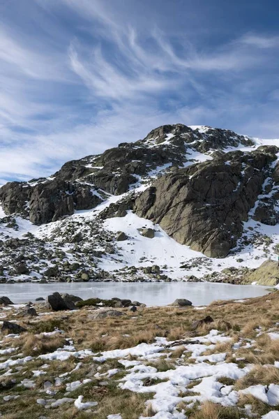 Uma Bela Paisagem Uma Paisagem Coberta Neve Com Falésias Rochosas — Fotografia de Stock