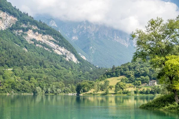 日中はイタリアのトレンティーノに位置し 天皇の穏やかな湖の美しい景色 — ストック写真