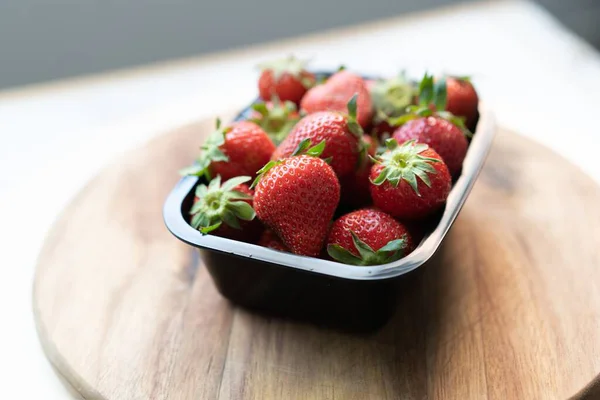 Primer Plano Fresas Frescas Una Caja Plástico Una Bandeja Madera — Foto de Stock