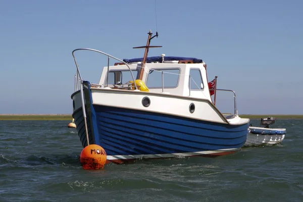 Cliché Niveau Des Yeux Bateau Moteur Bleu Blanc Dans Mer — Photo