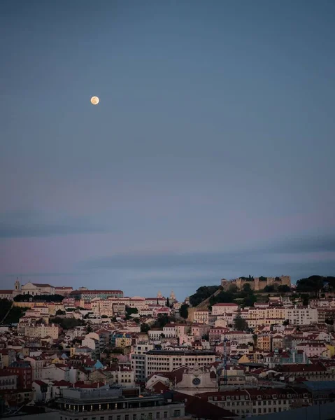 Une Vue Panoramique Lisbonne Portugal Nuit Avec Une Belle Lune — Photo