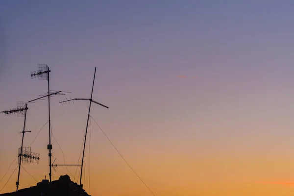 Die Silhouette Einer Antenne Auf Einem Schönen Himmelshintergrund Bei Sonnenuntergang — Stockfoto