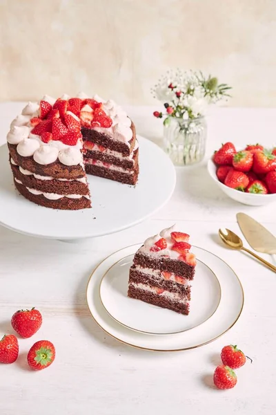 Delicioso Dulce Pastel Con Fresas Baiser Plato — Foto de Stock