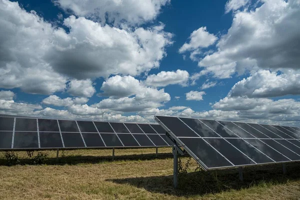 Solární Panely Poli Využívané Pro Obnovitelnou Energii Pod Oblohou Plnou — Stock fotografie
