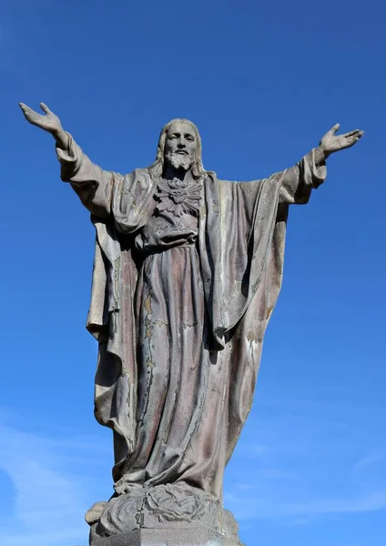 Вертикальный Снимок Бетонной Статуи Иисуса Христа Фоне Голубого Неба — стоковое фото