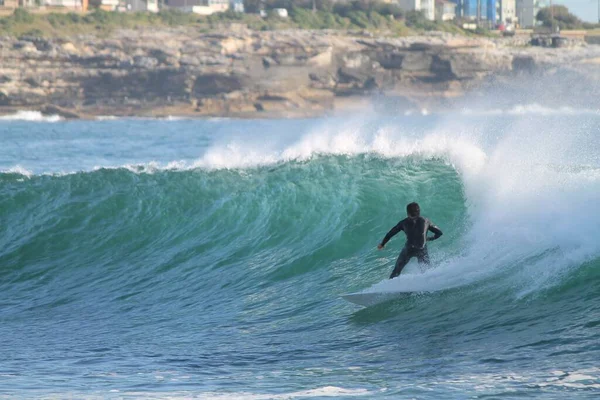 Homem Surfando Onda — Fotografia de Stock