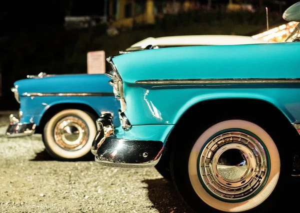 一辆蓝色复古汽车的特写镜头 后面是另一辆旧车 — 图库照片