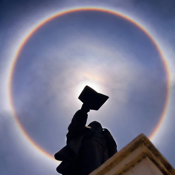 Låg Vinkel Skott Staty Som Håller Bok Med Solen Och — Stockfoto