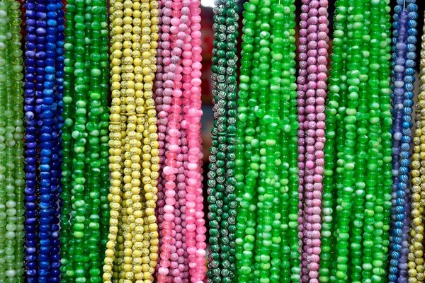 在阳光下挂在市场上的彩色珠子项链的特写镜头 — 图库照片