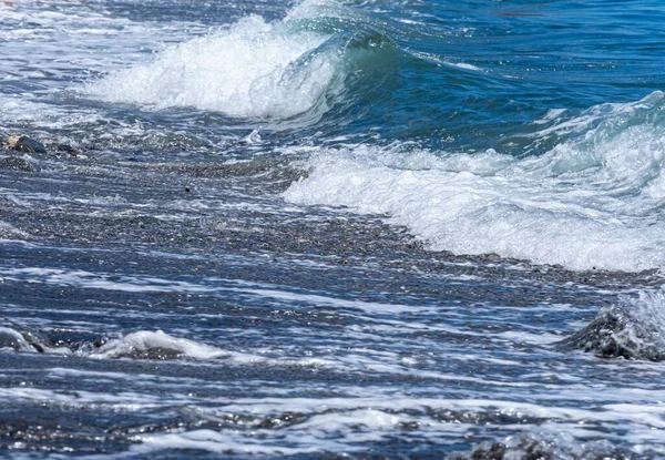 Μια Όμορφη Σκηνή Από Παφλασμό Κύματα Στην Ακτή Κάτω Από — Φωτογραφία Αρχείου