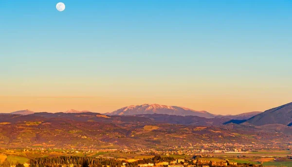 Ein Panoramabild Einer Wunderschönen Landschaft Unter Blauem Himmel Bei Vollmond — Stockfoto