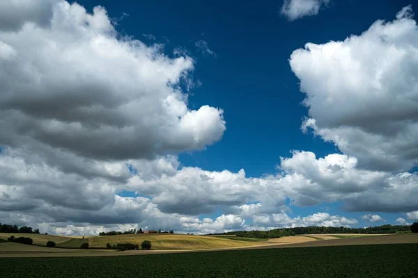 Amplio Ángulo Del Campo Bajo Cielo Lleno Nubes —  Fotos de Stock