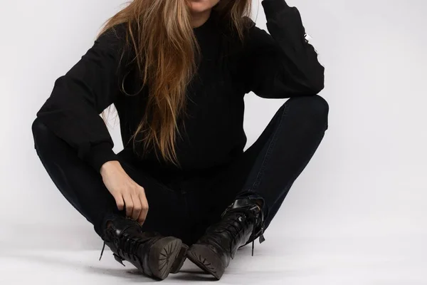 Een Jong Vrouwtje Met Een Zwart Shirt Met Lange Mouwen — Stockfoto