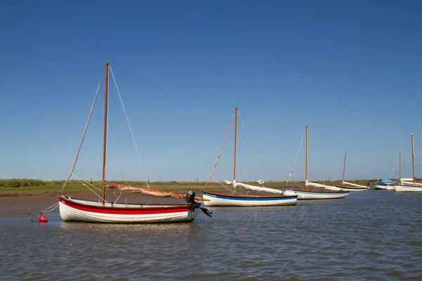 Знімок Рівні Очей Лінії Вітрильних Човнів Морі Біля Пляжу — стокове фото