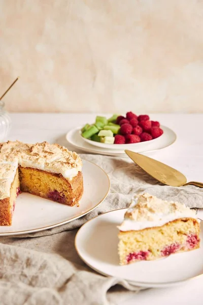 Sabroso Delicioso Pastel Con Baiser Frambuesas Plato — Foto de Stock