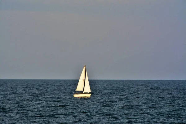 在海里拍了一张漂亮的船照 — 图库照片